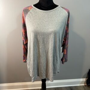 LuLaRoe Women’s Gray Raglan Top with Purple Feather 3/4 Sleeves